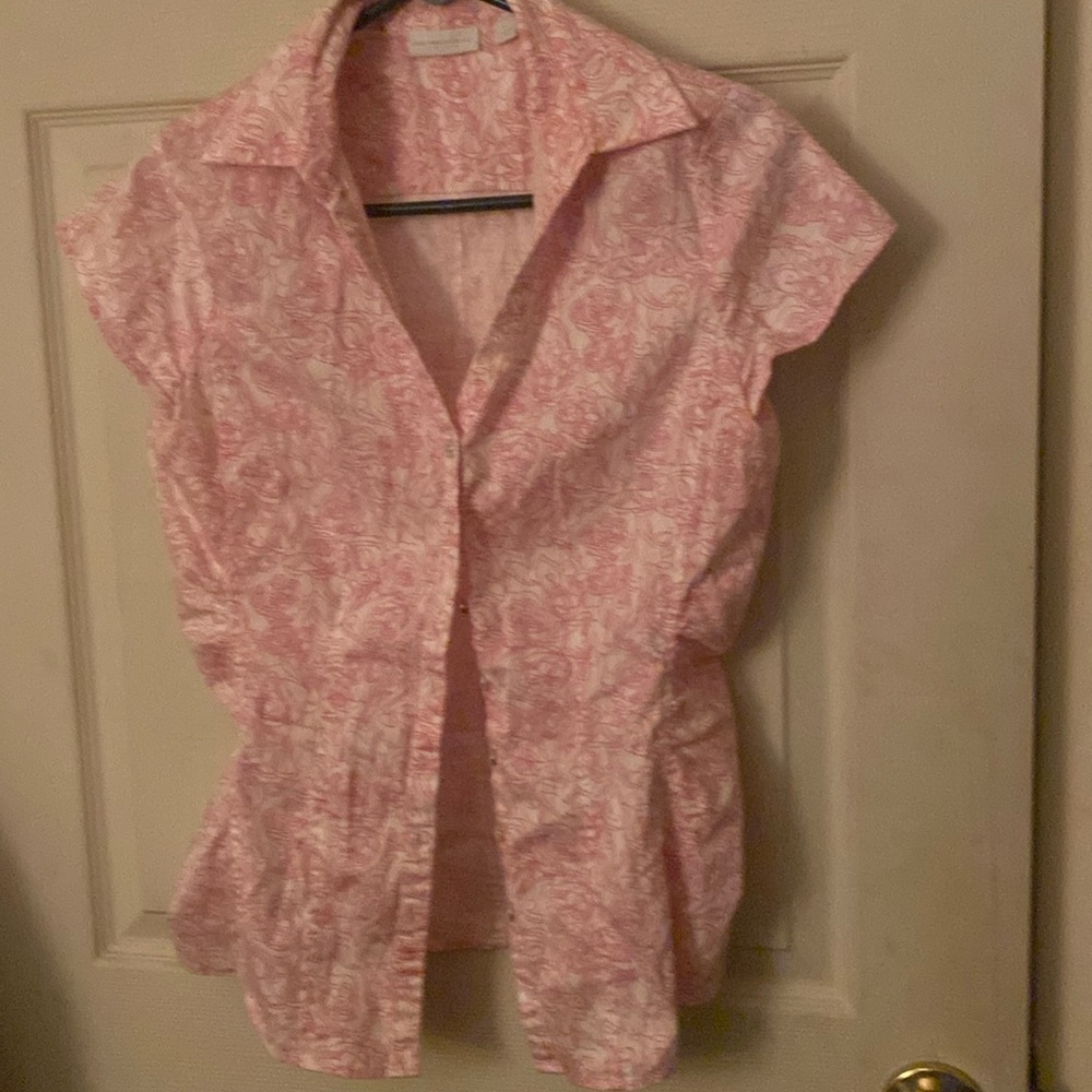 Rose swirl pattern on white short sleeve M stretch shirt.
